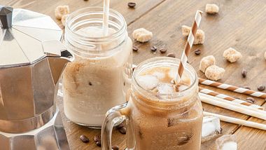 Eiskaffee ist ein leckerer und cooler Genuss. - Foto: picalotta/iStock