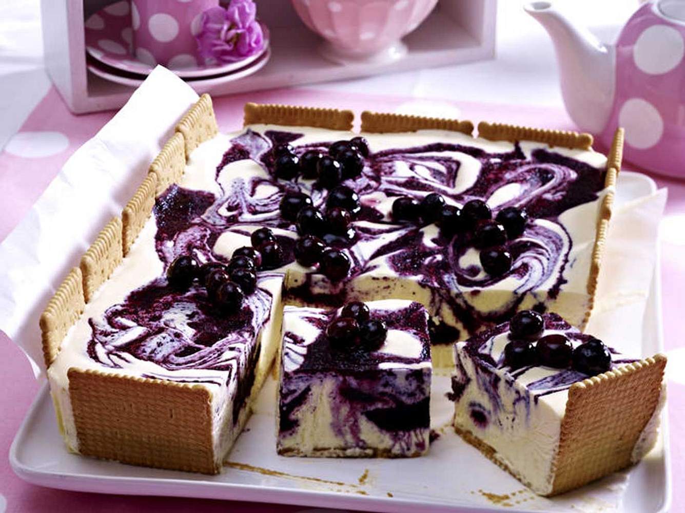 Diesem Eiskuchen merkt man seine Einfachheit nicht an: Blaubeereis trifft auf knusprige Butterkekse. Diesem Eiskuchen merkt man seine Einfachheit nicht an: Blaubeereis trifft auf knusprige Butterkekse.