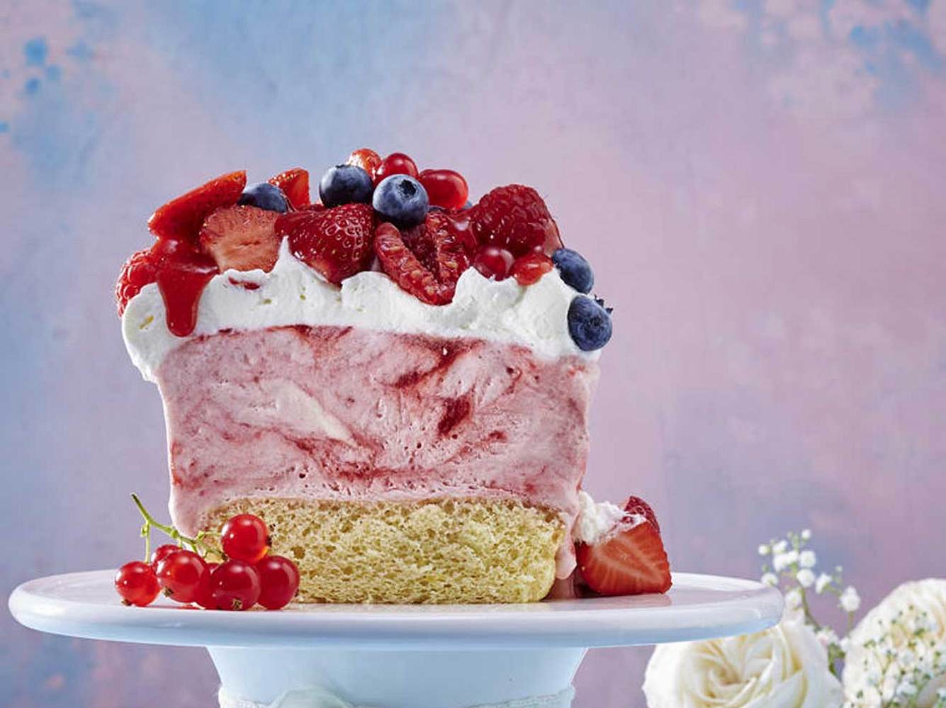 Eiskuchen sind ganz einfach selbst zu machen - mit frischen Früchten garniert ist er nicht nur optisch ein Highlight