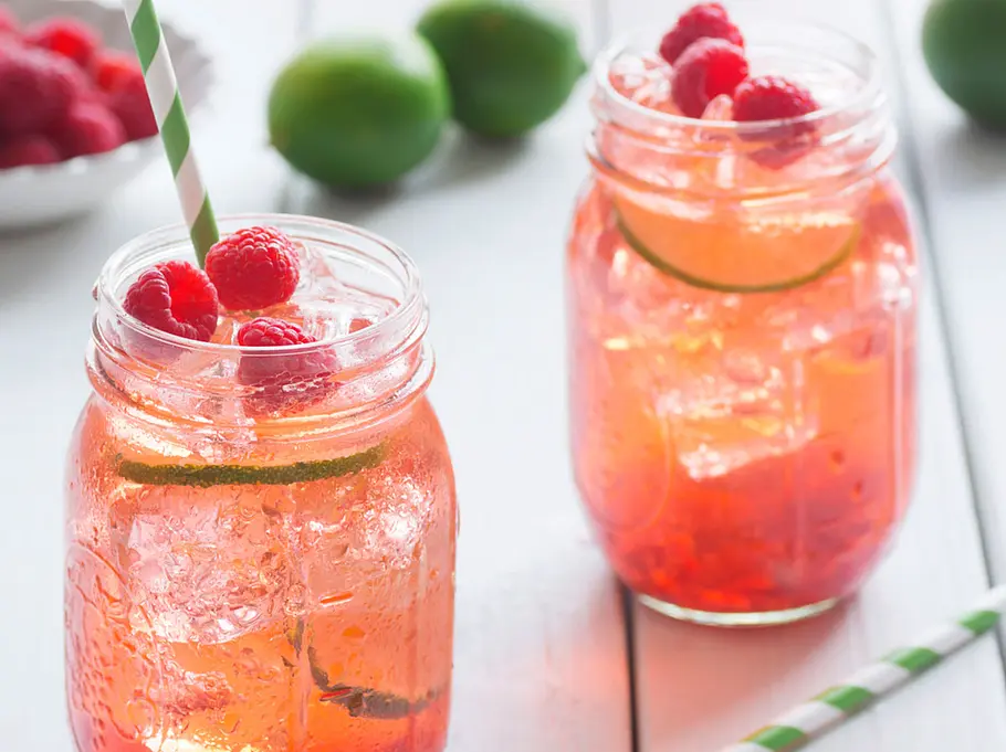 Beeren, Früchtetee und Gin werden zu einem wunderbaren Eistee-Cocktail.