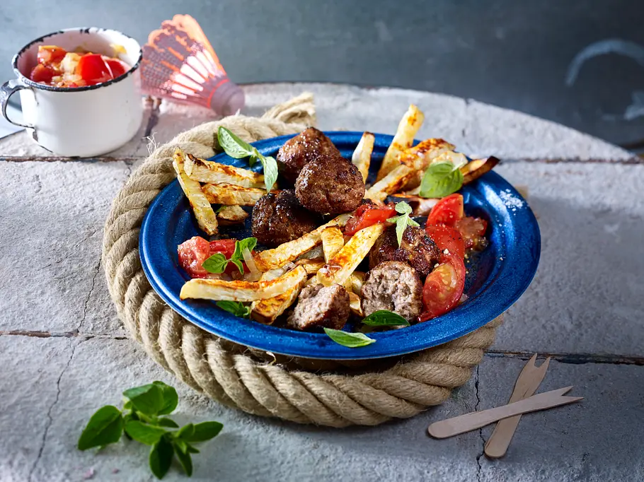 Eiweiß Gericht: Meat Balls mit Gemüse Pommes Eiweiß Gericht: Meat Balls mit Gemüse Pommes