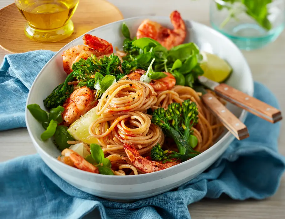 Eiweiß Gericht mit Nudeln: Vollkorn Spaghetti mit Garnelen und Brokkolini Eiweiß Gericht mit Nudeln: Vollkorn Spaghetti mit Garnelen und Brokkolini