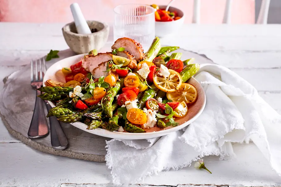 Eiweiß Gericht: Spargel mit Tomaten-Salsa und Hähnchenbrust Eiweiß Gericht: Spargel mit Tomaten-Salsa und Hähnchenbrust