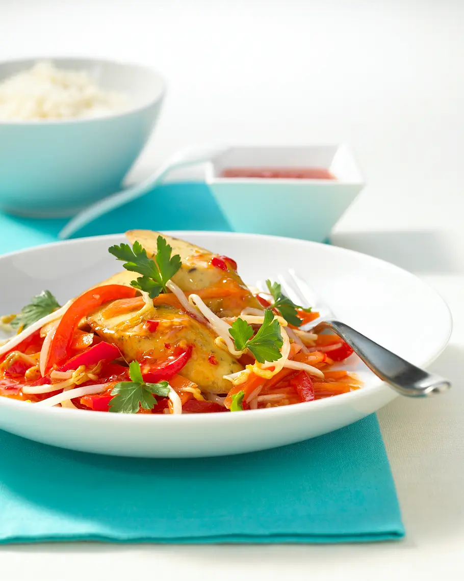 Eiweiß-Rezept ohne Fleisch Gebratener Tofu auf Paprika-Sprossen-Gemüse Eiweiß-Rezept ohne Fleisch Gebratener Tofu auf Paprika-Sprossen-Gemüse