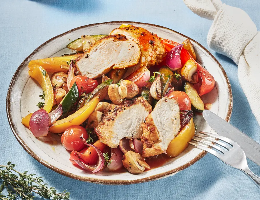 Eiweißreiches Abendessen: Pfannengemüse mit Hähnchenbrust Eiweißreiches Abendessen: Pfannengemüse mit Hähnchenbrust