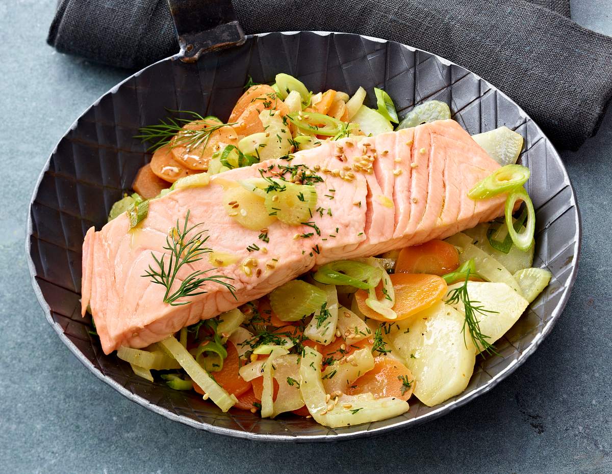 Eiweißreiches Rezept: Lachs im Gemüsebett