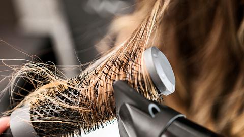 Wir zeigen elegante Frisuren und Haarschnitte für besondere Anlässe. - Foto: Getty Images/ Nastasic