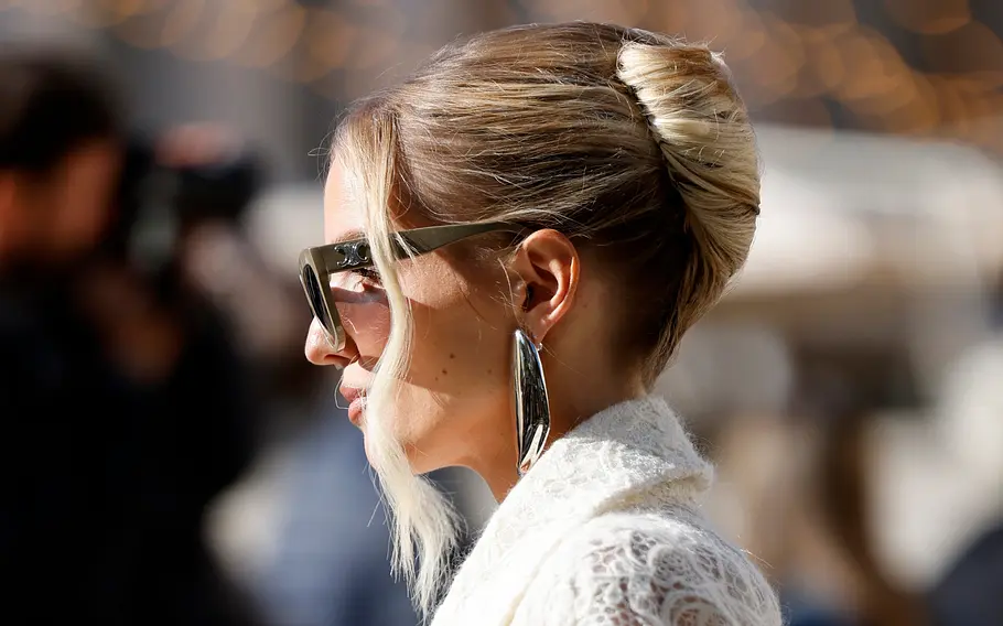 Elegante Hochsteckfrisur: French Twist (Haar-Banane) Trug schon Audrey Hepburn in Frühstück bei Tiffany's: Die Haar-Banane, auch als French Twist bekannt.