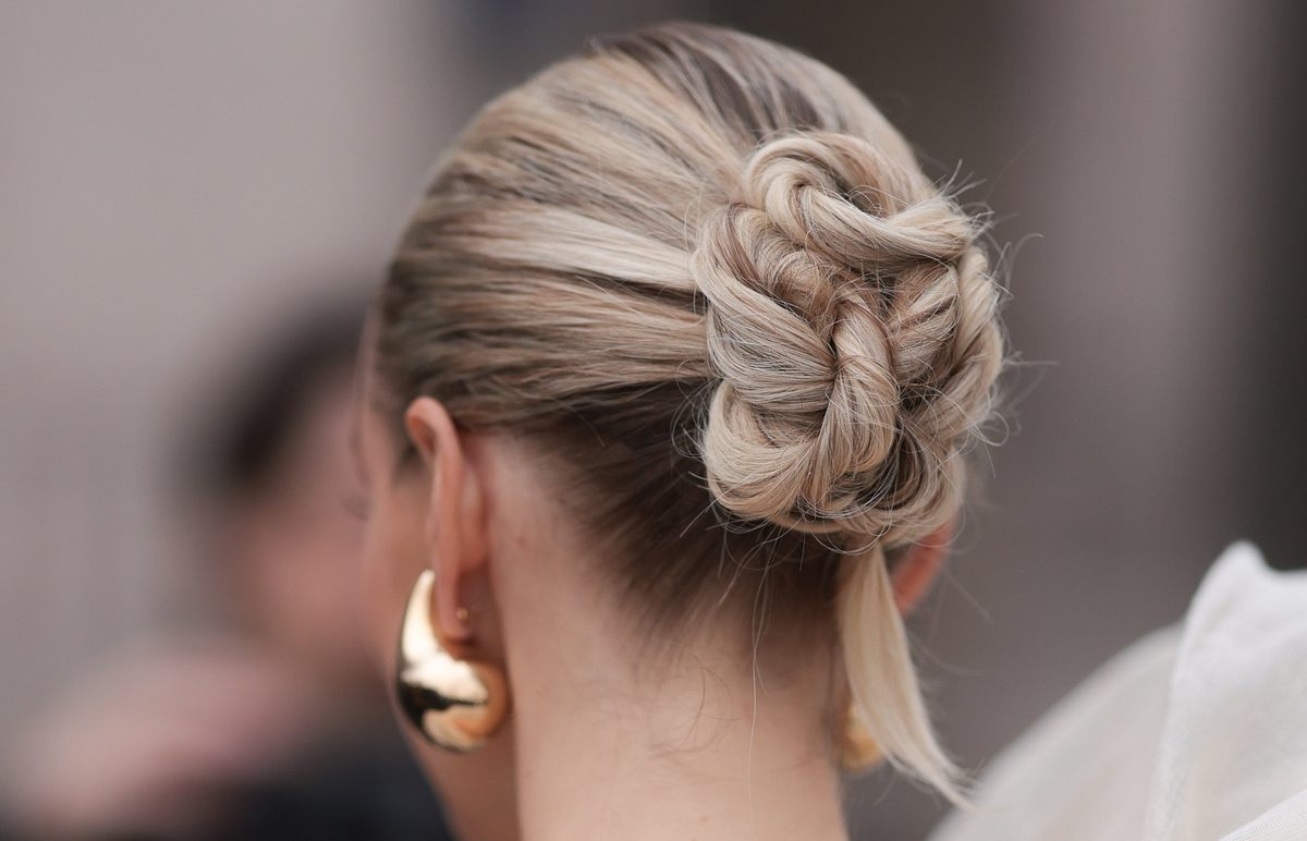 Frau von hinten mit Haarknoten 