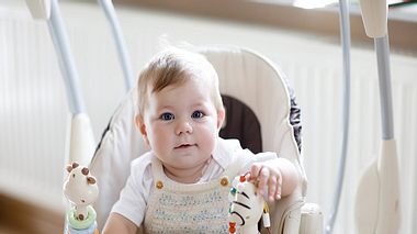 Baby in elektrischer Babywippe - Foto: iStock/romrodinka