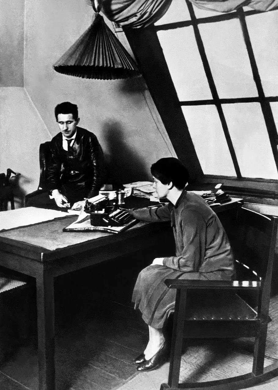 Elisabeth Hauptmann mit Bertolt Brecht Elisabeth Hauptmann mit Bertolt Brecht