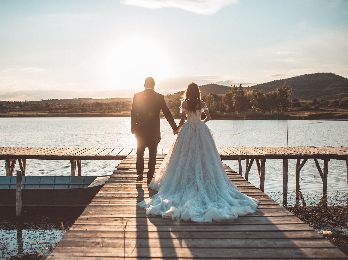 Paar feiert Elopement Hochzeit am See