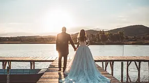 Paar feiert Elopement Hochzeit am See - Foto: iStock/dtephoto Paar feiert Elopement Hochzeit am See - Foto: iStock/dtephoto