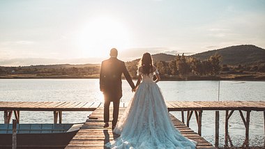 Paar feiert Elopement Hochzeit am See - Foto: iStock/dtephoto