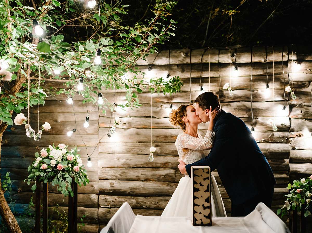 Brautpaar küsst sich bei einer Elopement-Hochzeit