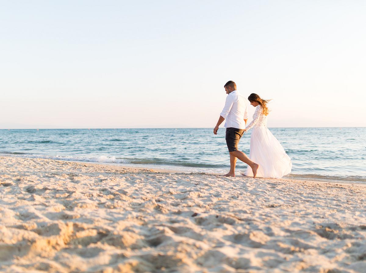 Elopement-Hochzeit eines Paares am Strand