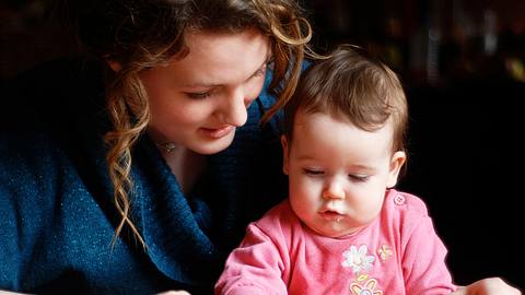 Wann sollten Eltern beginnen, ihren Kindern vorzulesen? - Foto: iStock