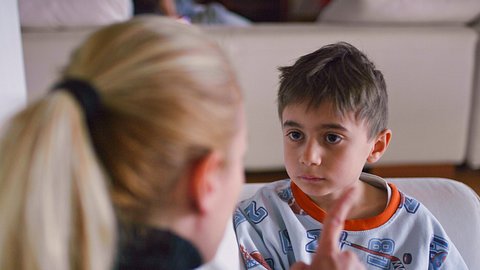 Aufgepasst! Darum sollten Eltern ihre Kinder nie zwingen, sich zu entschuldigen - Foto: Thanasis Zovoilis/Getty Images (Symbolbild)