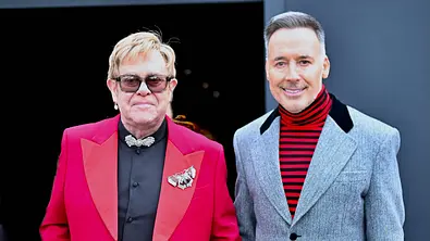Elton John neben seinem Mann David Furnish - Foto: IMAGO / ABACAPRESS