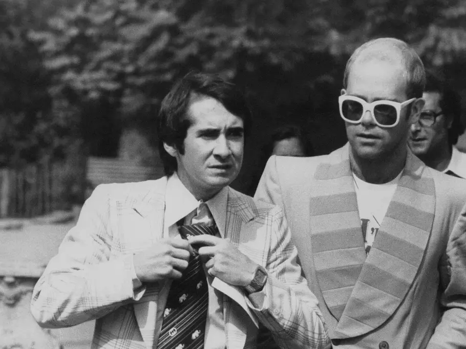 John Reid soll Elton John finanziell ausgenutzt haben. John Reid soll Elton John finanziell ausgenutzt haben.