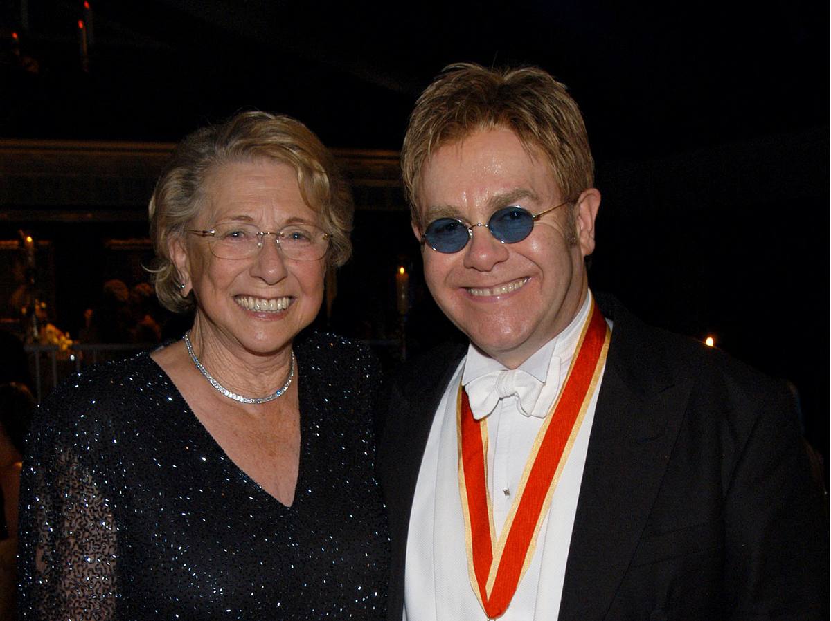 Zwischen Elton John und seiner Mutter herrschte jahrelang Funkstille.