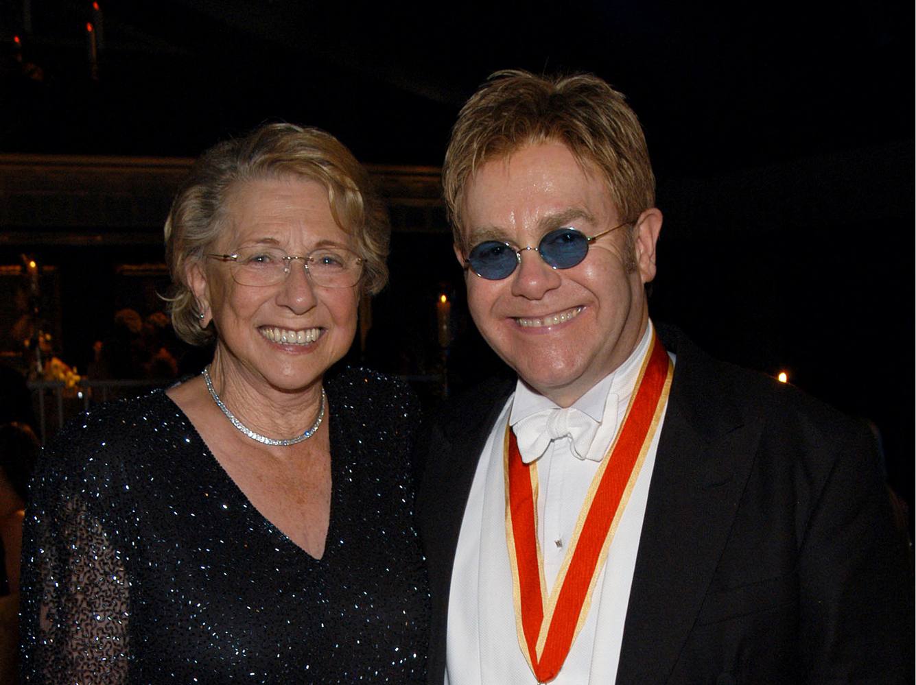 Zwischen Elton John und seiner Mutter herrschte jahrelang Funkstille. Zwischen Elton John und seiner Mutter herrschte jahrelang Funkstille.