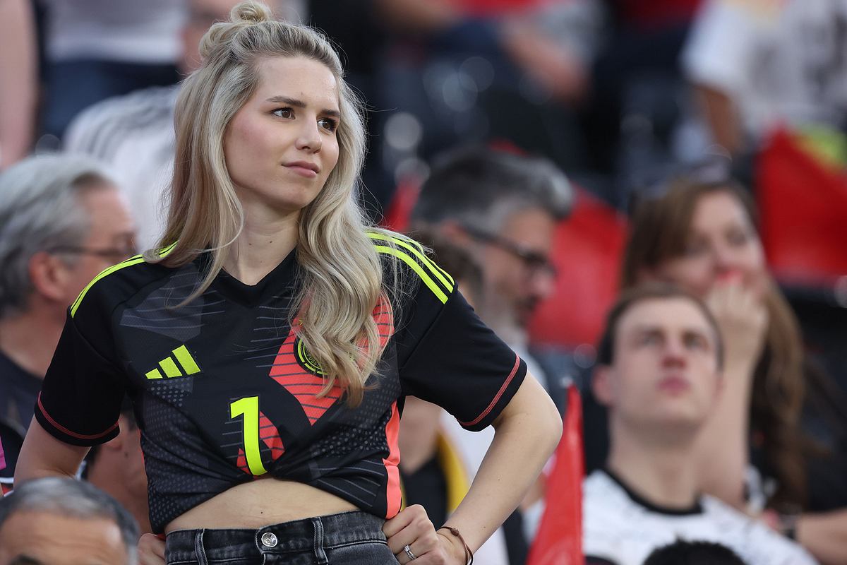 Anika Neuer: Mit dem lässigen Half-Bun brilliert Manuel Neuers Ehefrau auf der Tribüne
