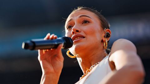 Sängerin Leony auf der Bühne - Foto: IMAGO / Eibner