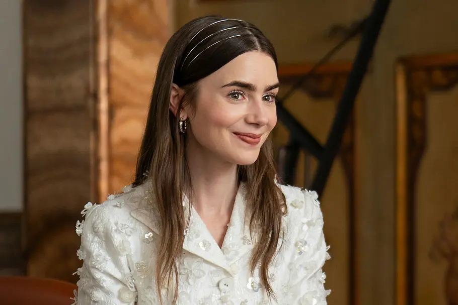 Emily Cooper (Lily Collins) in Emily in Paris. Emily Cooper (Lily Collins) in Emily in Paris.