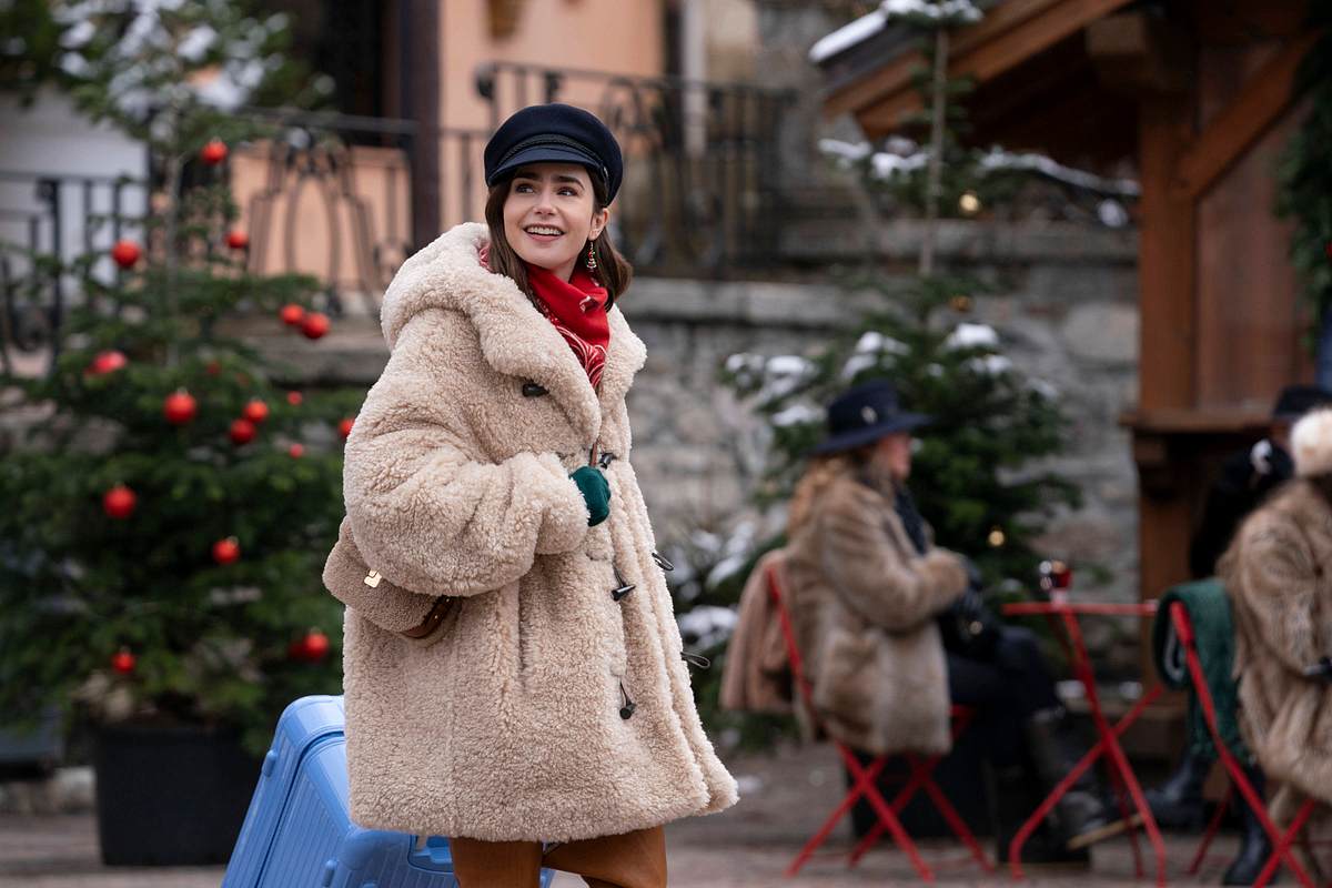 Emily in Paris Outfits aus Staffel 4 nachkaufen: Kuscheliger Winter-Look mit Teddy-Mantel