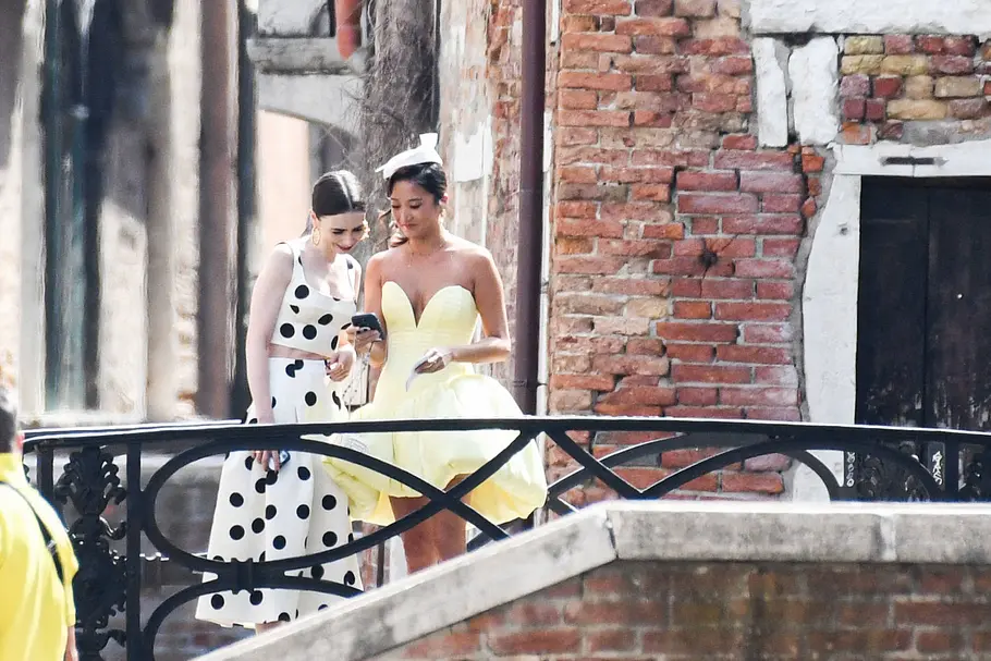 Emily in Paris Staffel 5 Behind-The-Scenes Lily Collins und Ashley Park am Set von „Emily in Paris“ Staffel 5 in Venedig.