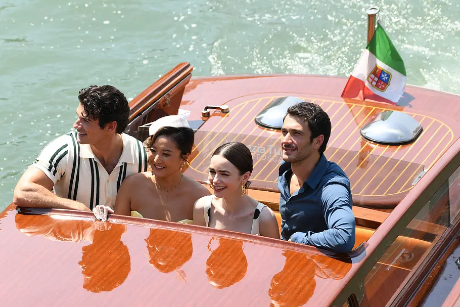Emily in Paris Staffel 5 Behind-The-Scenes Paul Forman, Ashley Park, Lily Collins und Eugenio Franceschini in Venedig.