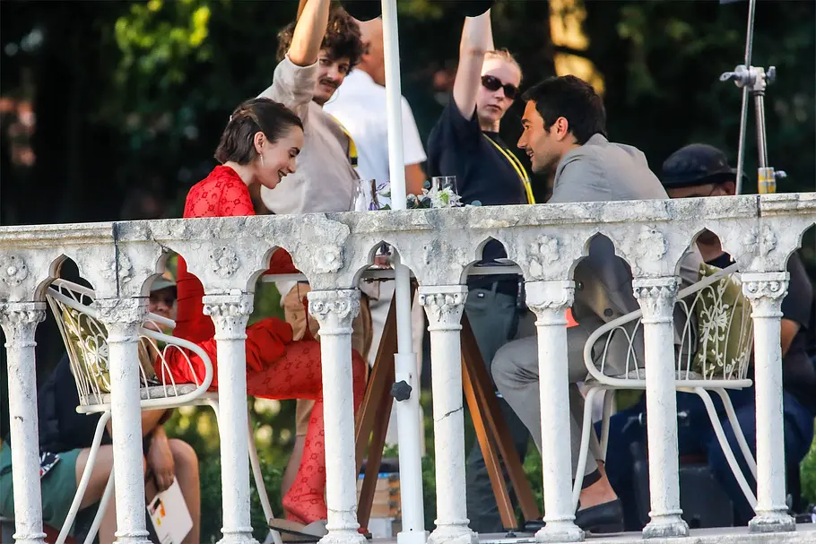 Emily in Paris Staffel 5 Behind-The-Scenes Lily Collins und Eugenio Franceschini am Set von „Emily in Paris“ Staffel 5 in Venedig.