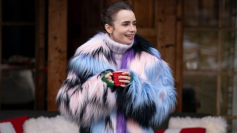 Lily Collins als Emily in Emily in Paris in Staffel 4, Teil 2 - Foto: Stephanie Branchu / Netflix