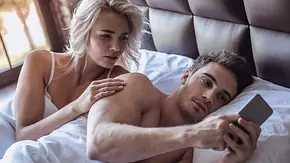 Nicht nur Sex mit einer anderen Person ist ein Betrug. Wer eine emotionale Affäre hat, betrügt seinen Partner auf der Gefühlsebene. - Foto: GeorgeRudy / iStock Nicht nur Sex mit einer anderen Person ist ein Betrug. Wer eine emotionale Affäre hat, betrügt seinen Partner auf der Gefühlsebene. - Foto: GeorgeRudy / iStock