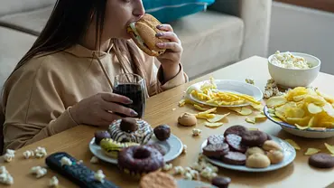 Emotionales Essen: 5 wirksame Strategien, die Heißhunger-Attacken ein Ende setzen - Foto: bymuratdeniz/iStock Emotionales Essen: 5 wirksame Strategien, die Heißhunger-Attacken ein Ende setzen - Foto: bymuratdeniz/iStock