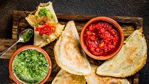 Empanadas sind ein Hit auf jeder Party. - Foto: iStock/Rimma_Bondarenko