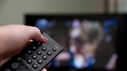 TV-Fernbedienung und Hand - Foto: MikeSleigh/iStock