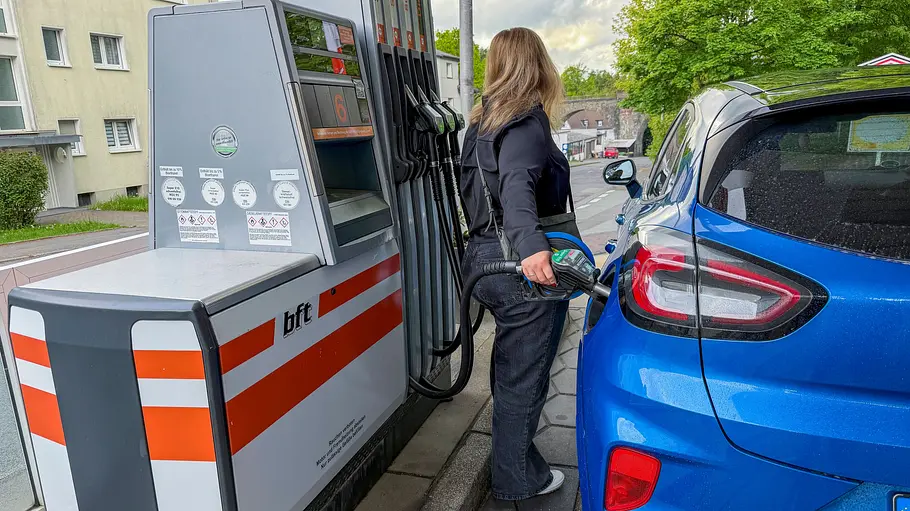 Ende Juni wird es an den Tankstellen noch einmal voll. Eine Frau tankt ihr blaues Auto.