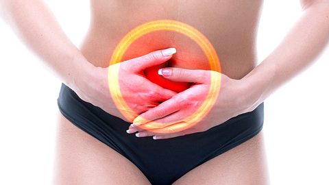 Starke Unterleibsschmerzen können auch auf eine Endometriose hinweisen. - Foto: iStock