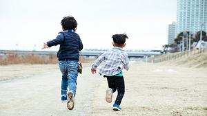  7-Jähriger läuft 22.000 Kilometer für kranken Bruder (Symbolbild). - Foto:  Yusuke Nishizawa/Getty Images