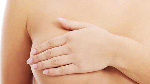 Entzündlicher Brustkrebs: Junge Mutter entdeckt Sommersprosse und bekommst Krebsdiagnose - Foto: Symbolbild/ iStock