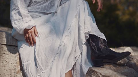 Flatterndes, weißes Kleid mit Cowboystiefeln - Foto: IMAGO / Husam Cakaloglu