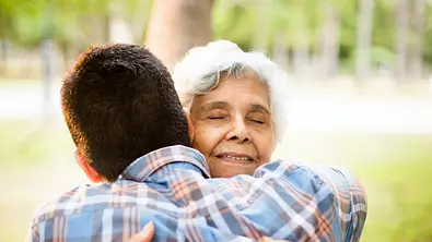 Er (19) erwartet Baby von 76-Jähriger, aber die Wahrheit ist anders als erwartet - Foto: iStock/ Aldo Murillo 