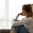 Er liebt mich nicht… Wir wissen, was du wirklich tun kannst, wenn er deine Gefühle nicht erwidert. - Foto: fizkes / iStock
