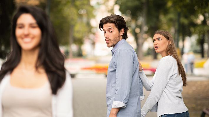 Meint er es wirklich ernst mit dir? Daran merkst du, dass er sich nicht bemüht - Foto: Prostock-Studio/iStock