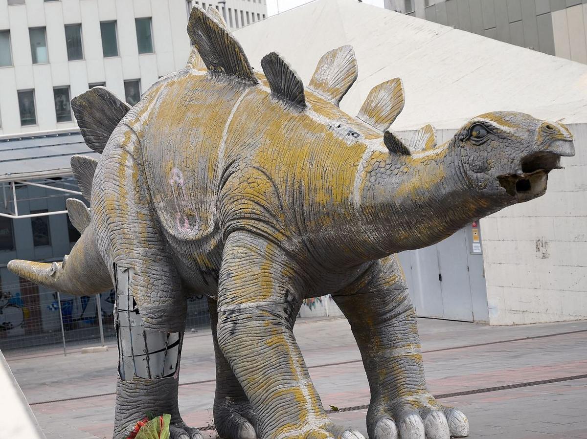 Er wollte sein Handy herausfischen: Mann stirbt in Dinosaurier-Statue