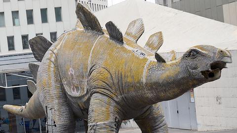 Er wollte sein Handy herausfischen: Mann stirbt in Dinosaurier-Statue - Foto: LLUIS GENE/AFP via Getty Images