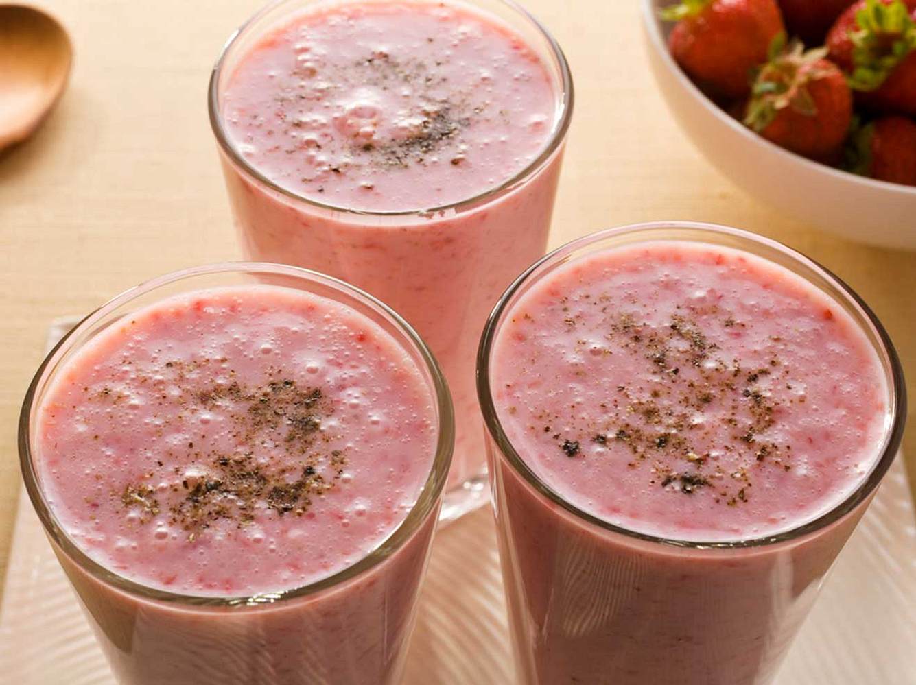Dieser Erdbeer-Lassi heizt die Fettverbrennung an - mit Ingwer und Pfeffer! Dieser Erdbeer-Lassi heizt die Fettverbrennung an - mit Ingwer und Pfeffer!