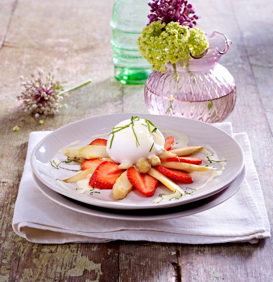 Erdbeer-Spargelsalat mit Zitronensorbet Erdbeer-Spargelsalat mit Zitronensorbet